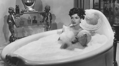 woman-in-bubble-bath-puff-600x337
